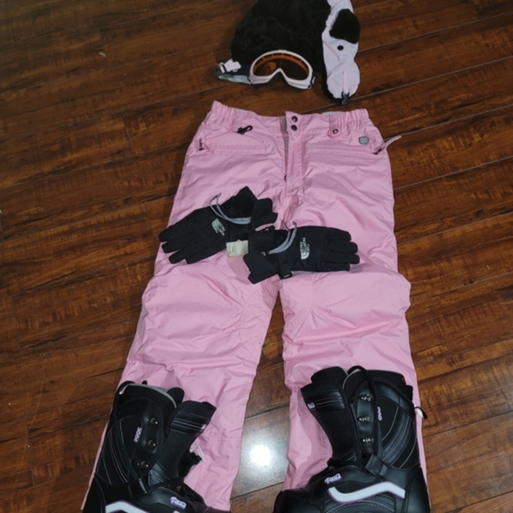 Snowboarding/skiing 686 pants, North Face gloves, Vans boots, Scott goggles, hat